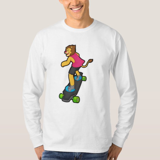 Löwe als Skateboarder mit Skateboard T-Shirt (Vorderseite)