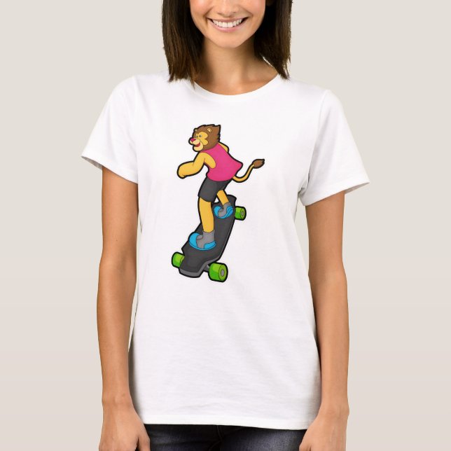 Löwe als Skateboarder mit Skateboard T-Shirt (Vorderseite)