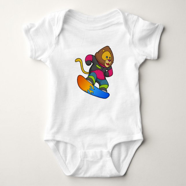 Löwe als Snowboarder mit Snowboard Baby Strampler (Vorderseite)
