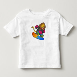 Löwe als Snowboarder mit Snowboard Kleinkind T-shirt