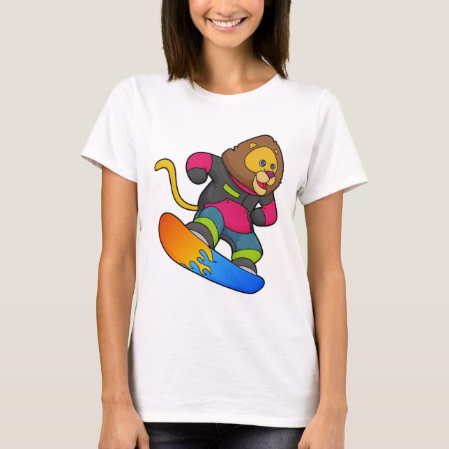 Löwe als Snowboarder mit Snowboard T-Shirt (Vorderseite)