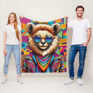 Löwe auf einem farbigen geometrischen Hintergrund Fleecedecke