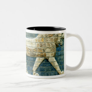 Löwe, der Ishtar darstellt Zweifarbige Tasse