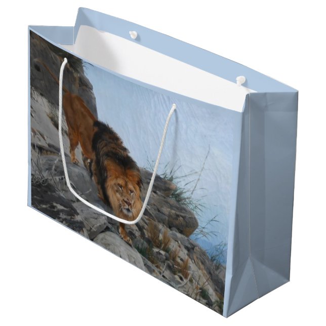 Löwe in den Bergen (von Richard Friese) Große Geschenktüte (Vorderseite Schrägansicht)