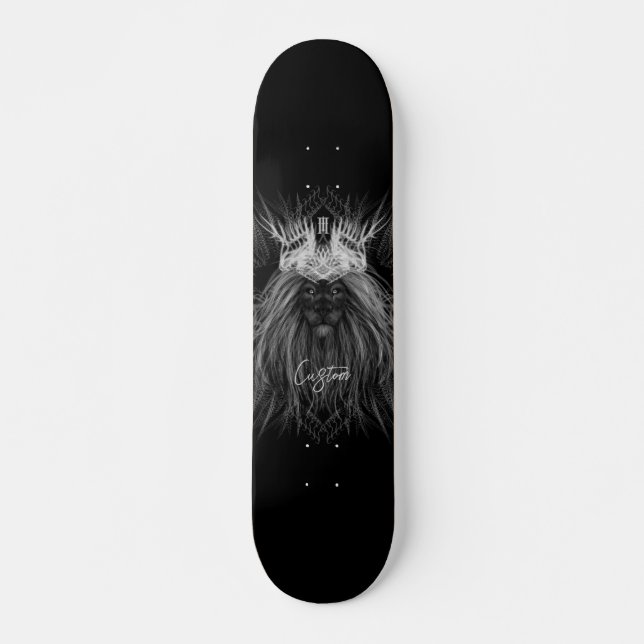 Löwe mit Kronenmonogramm Schwarz Skateboard (Vorne)