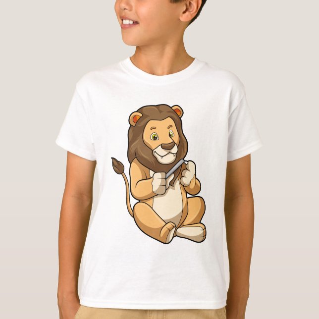 Löwe mit Nagelpfeilen T-Shirt (Vorderseite)