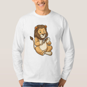 Löwe mit Nagelpfeilen T-Shirt