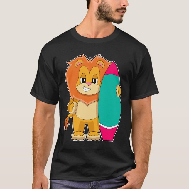 Löwe Surft auf Surfboard Sommer T-Shirt (Vorderseite)