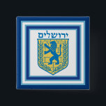 Löwe von Judah Emblem Jerusalem Hebräisch Button<br><div class="desc">Viereckige Taste mit einem Bild eines blauen und gelben Löwen von Juda auf weiß mit hellblauen und dunkelblauen Rändern und "Jerusalem" auf Hebräisch in blauen Buchstaben darüber. Sehen Sie dazu den passenden quadratischen Charme, großen runden, hochwertigen Schlüsselanhänger aus Metall, viereckiger, doppelseitiger Acryl-Schlüsselanhänger, runde Halskette und Armbanduhr. Die gesamte Hanukkah-Buttons &...</div>