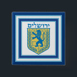 Löwe von Judah Emblem Jerusalem Hebräisch Button<br><div class="desc">Viereckige Taste mit einem Bild eines blauen und gelben Löwen von Juda auf weiß mit hellblauen und dunkelblauen Rändern und "Jerusalem" auf Hebräisch in blauen Buchstaben darüber. Sehen Sie dazu den passenden quadratischen Charme, großen runden, hochwertigen Schlüsselanhänger aus Metall, viereckiger, doppelseitiger Acryl-Schlüsselanhänger, runde Halskette und Armbanduhr. Die gesamte Hanukkah-Buttons &...</div>