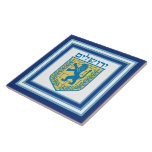 Löwe von Judah Emblem Jerusalem Hebräisch Fliese<br><div class="desc">Die quadratische Keramik mit dem Bild eines blauen und gelben Löwen des Judah-Emblems und breiten doppelblauen,  hellblau auf weiß getrimmten Rahmen. Siehe dazu passende Tasse,  Papierplatte und Untersetzer. Die gesamte Hanukkah-Tile-Kollektion finden Sie unter der Rubrik ZUHAUSE im Bereich HOLIDAYS.</div>