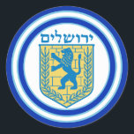 Löwe von Judah Emblem Jerusalem Hebräischer Sticke Runder Aufkleber<br><div class="desc">Rundaufkleber mit einem Bild eines blauen und gelben Löwen des Judah Emblems und breiten doppelblauen,  hellblau auf weiß getrimmten Rändern. Siehe passendes Etikett. Die gesamte Hanukkah Sticker Kollektion finden Sie unter CARDS & STICKERS Kategorie im HOLIDAYS Bereich.</div>