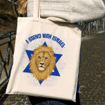 Löwe von Judah Star von David . Ich stehe zu Israe Tragetasche<br><div class="desc">Diese stylische Tote-Tasche zeigt Ihre Unterstützung für Israel! Ein grafisches Gemälde des Löwen von Juda ist der Brennpunkt, vor dem Hintergrund des Sterns von David. Die moderne Typografie lautet "Ich stehe mit Israel" in blau. Ein strukturierter, blauer Hintergrund verleiht dem Bild einen grunge-Look. *Kunstwerk exklusiv erstellt von Tracey Khalei /...</div>