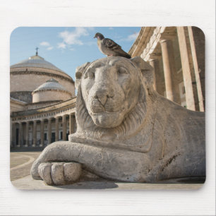 Löwenstatue vor der historischen Kirche Mousepad