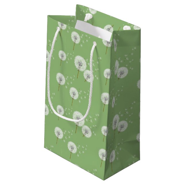 Löwenzahn-Muster auf grünem Hintergrund Kleine Geschenktüte (Rückseite Schrägansicht)