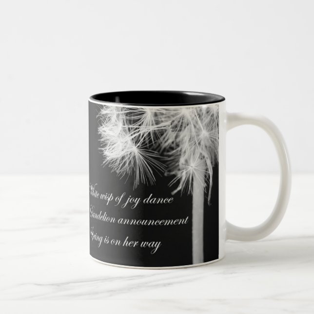 Löwenzahnhaiku-Tasse Zweifarbige Tasse (Rechts)