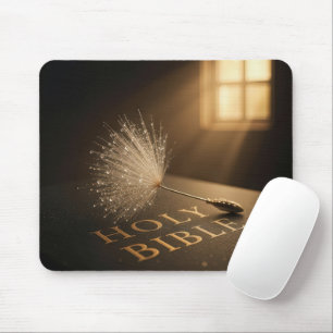 Löwenzahnkeimling auf einer Bibel mit Wassertropfe Mousepad