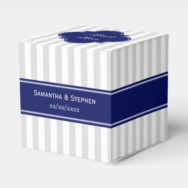 Lt Gray White Strip Navy Blue Name Monogram Geschenkschachtel (Vorderseite)