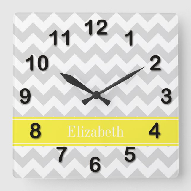 Lt Gray Wht Chevron Yellow Name Monogram Quadratische Wanduhr (Vorderseite)