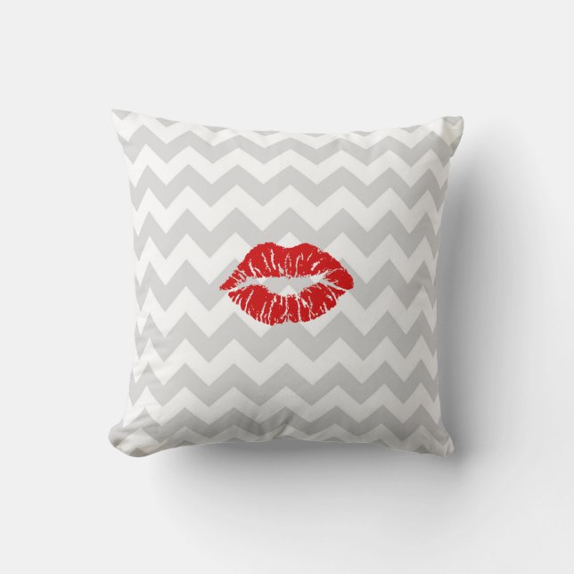 Lt Grey White Zickzack, Red Lipstick Kiss Kissen (Vorderseite)