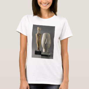 (Lto R) Figürchen mit den gekreuzten Armen, T-Shirt