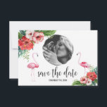 Luau Flamingo Tropical Floral Foto Save the Date<br><div class="desc">Elegantes, exotisches Design mit Visitenkarten und Blume mit Luau Hawaiian Watercolor Bouquets und Flamingos. Verwenden Sie das Tool Anpassen, um Ihre Informationen hinzuzufügen, Schriftart, Farben zu ändern. Ersetzen Sie dieses Foto einfach durch Ihr, und setzen Sie es zurück. Für passende Artikel besuchen Sie bitte meine Tropical Floral Luau Flamingo Wedding...</div>