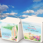 Luau Summer Beach Funny My Time Baby Dusche Geschenkschachtel<br><div class="desc">Baby Shower bevorzugt Boxen, die Sie auf der Rückseite mit Ihrer Dankesbotschaft personalisieren können. An der Vorderseite steht ein lustiger Pun mit der Aufschrift: "Es ist fast Mai Tai'm, aber jetzt lasst uns euch entspannen!" - ideal für Wellness-Center, die sich beim Pop mit Vorliebe verwöhnen lassen, Cocktails oder Mini-Mocktails zum...</div>