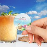 Luau Summer Beach Funny My Time Baby Dusche Runder Aufkleber<br><div class="desc">Baby Shower Aufkleber mit lustigem "Fast my time" Pun, der lautet: "Es ist fast Mai Tai'm aber für jetzt lasst uns doch entspannen!" - perfekt für Mini-Mocktails, Wellness-Center-Verwöhnfavoriten oder Cocktail-Teetaschen zum Pop beim Pop! Aquarellbilder mit traumhaften Strandszenen, Blätter aus Palmen, Sommeraccessoires, Kokosmocktail und Retro-Typografie. Geschlechtsneutrales Thema für Ihr Luau, Surfen...</div>