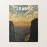 Lubango Angola Reisen Art Vintag<br><div class="desc">Lubango Retro Vektor-Reise-Design. Lubango,  Angola,  ist eine atemberaubende Stadt umgeben von Bergen und bekannt für seine dramatischen Landschaften,  wie die ikonische Tundavala Gap und die kurvenreiche Serra da Leba Pass.</div>