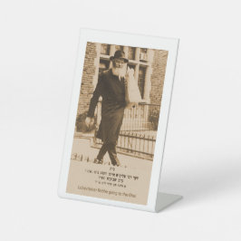 Lubavitcher Rebbe geht zum Ohel. 770. Chabad Sockelschild