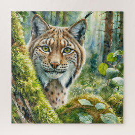 Luchs in üppig grünem Wald