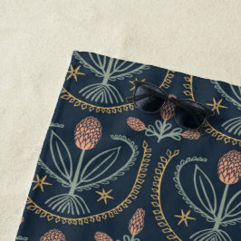 Lucile Hand Drawn Tiles florales Muster Marine Strandtuch