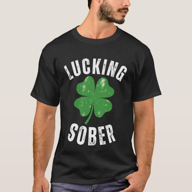 Lucking Sober Drinding Offensive St Patricks Day T-Shirt (Vorderseite)