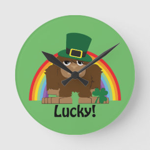 Lucky Bigfoot Leprechaun Runde Wanduhr
