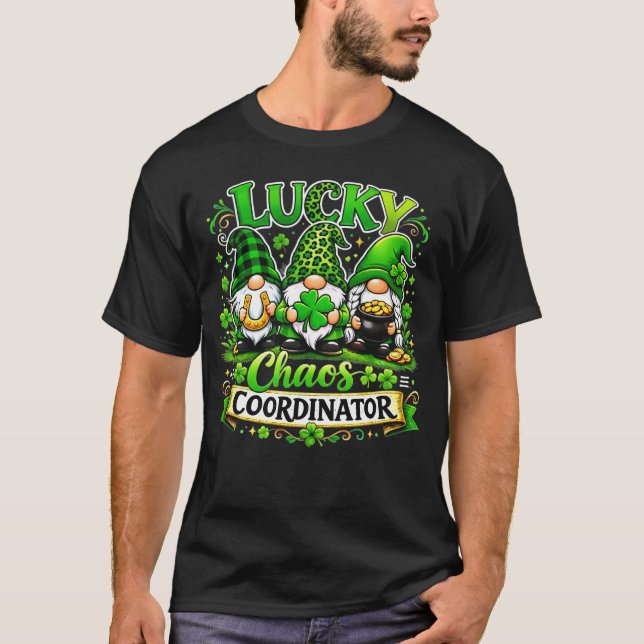 Lucky Chaos Coordinator St Patrick's Day Gnomes T-Shirt (Vorderseite)