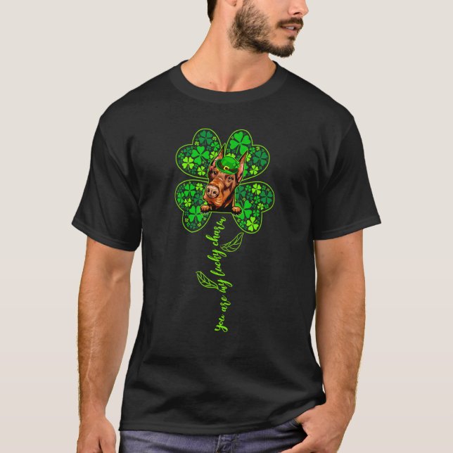 Lucky Charm Dobermann Shamrock Frohe St. Patrick's T-Shirt (Vorderseite)