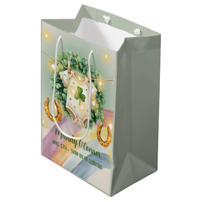 Lucky Charm Kleeblatt und Rainbow Baby Dusche Mittlere Geschenktüte (Vorderseite Schrägansicht)