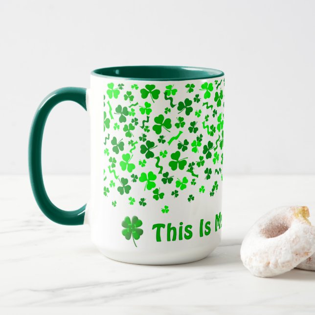 Lucky Day Shamrocks Four Leaf Clover Personalized  Tasse (Mit Donut)
