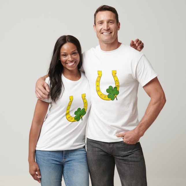 Lucky Golden Horseshoe mit Kleeblatt auf Weiß T-Shirt (Unisex)