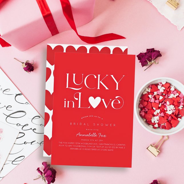 Lucky in Love Red Heart Bridal Shower Einladung (Von Creator hochgeladen)