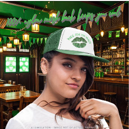 Lucky "Kiss Me I'm Irish" Green Glitzer Lip Print Truckerkappe