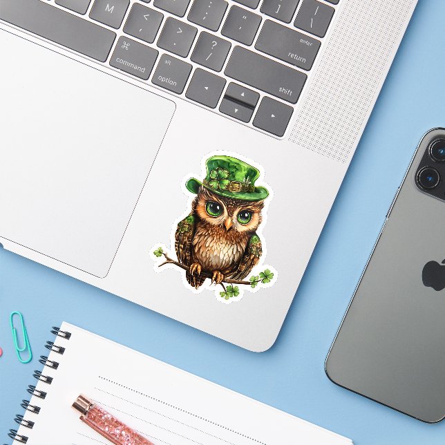 Lucky Owl St. Patrick's Day Sticker (Laptop mit iPhone)