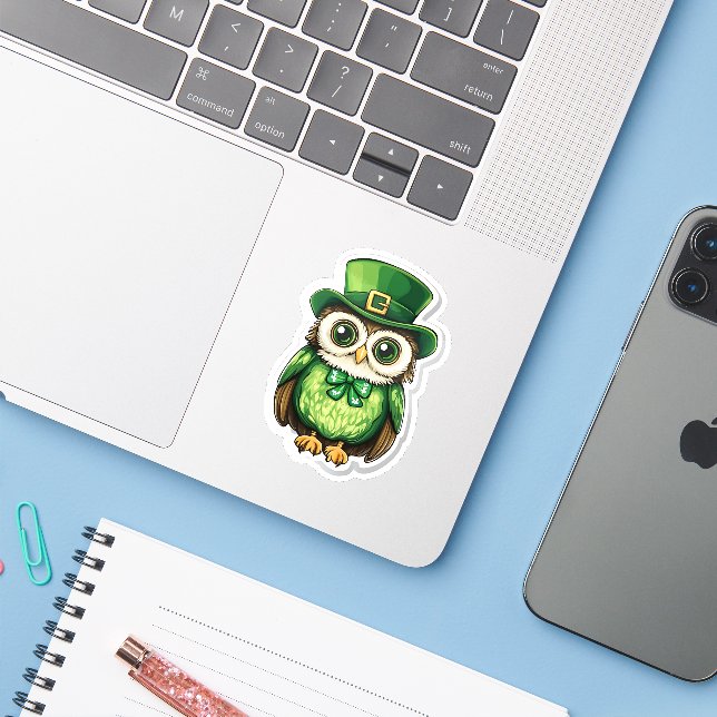 Lucky Owl St. Patrick's Day Sticker (Laptop mit iPhone)