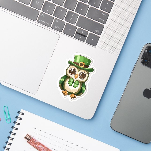 Lucky Owl St. Patrick's Day Sticker (Laptop mit iPhone)