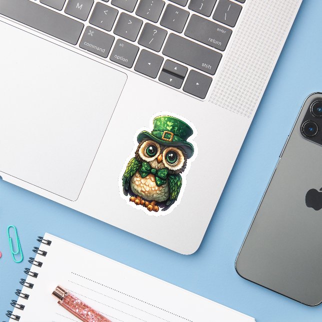 Lucky Owl St. Patrick's Day Sticker (Laptop mit iPhone)
