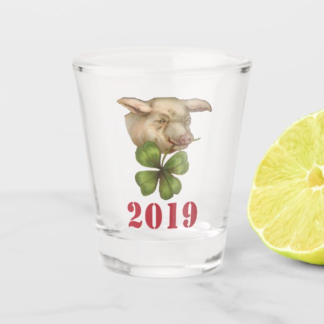 Lucky Pig mit Klee im Mund - Jahr des Schweins Schnapsglas (Vorderseite)
