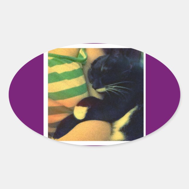 Lucy's Snuggles Ovaler Aufkleber (Vorderseite)