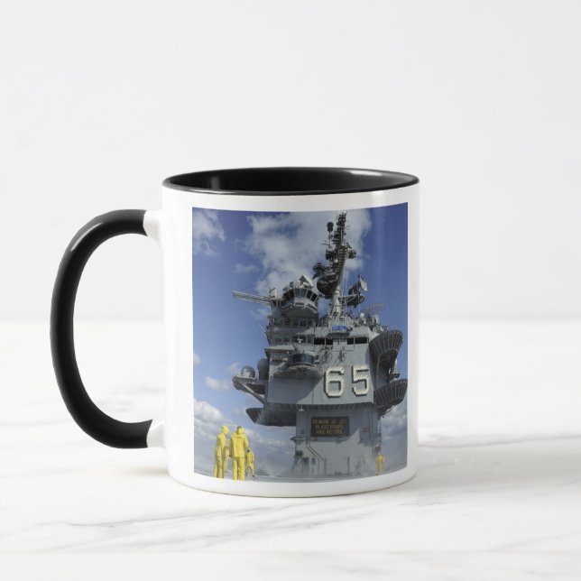 Luftabteilung Sailors testen die Sprinkleranlage Tasse (Links)