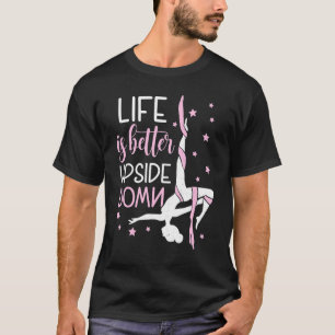 Luftakrobatin Aerial-Yoga-Darstellerin und Seiden T-Shirt