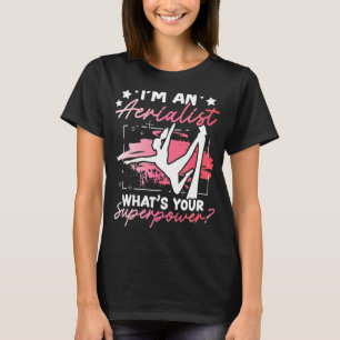 Luftakrobatin Aerial-Yoga-Darstellerin und Seiden T-Shirt